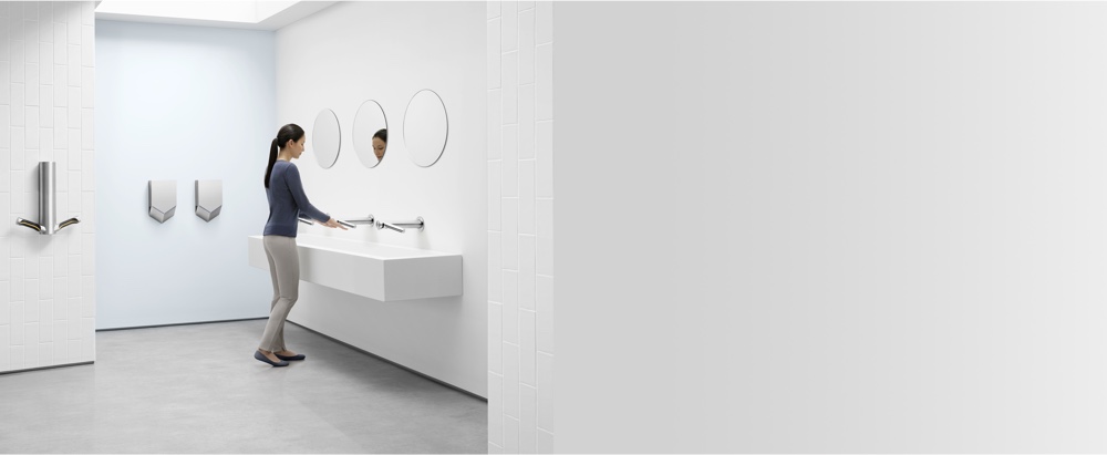 Μια γυναίκα που πλένει τα χέρια της χρησιμοποιώντας τον Dyson Airblade Wash+Dry στεγνωτήρα χεριών