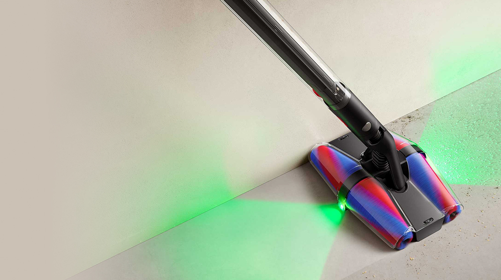 Η κεφαλή καθαρισμού Fluffycones στην ηλεκτρική σκούπα Dyson PencilVac καθαρίζει τη σκόνη και τα υπολείμματα από το δάπεδο.