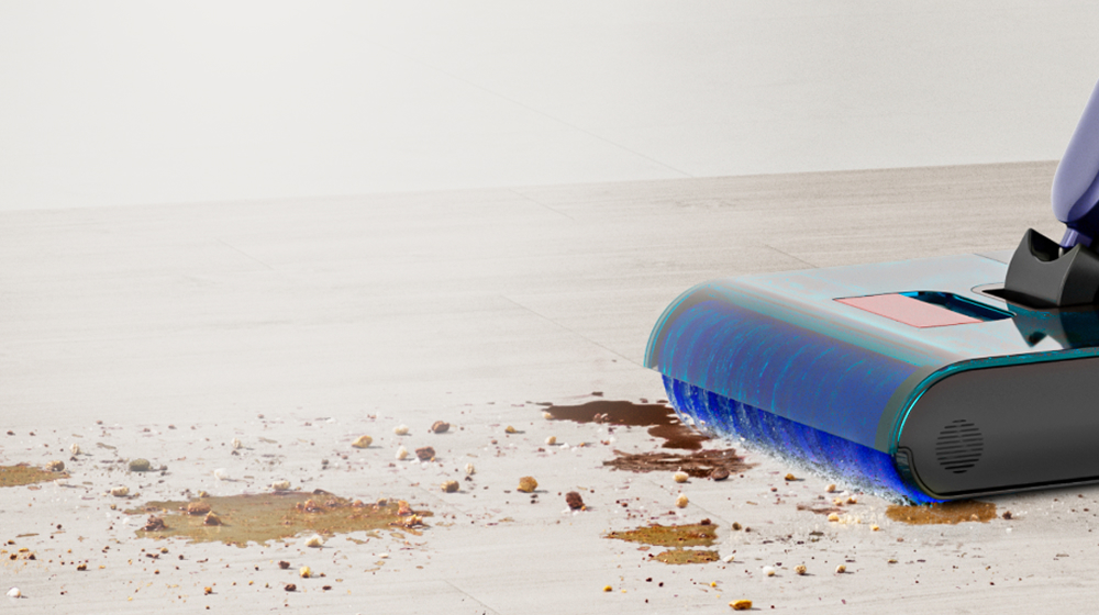 Ο καθαριστής σκληρών δαπέδων Dyson Clean+Wash Hygiene καθαρίζει τη σκόνη και τα υπολείμματα από σκληρό δάπεδο χωρίς την ανάγκη ηλεκτρικής σκούπας.