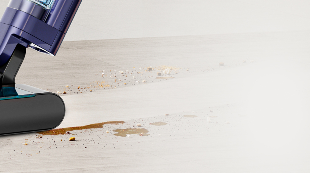 Καθαριστικό Σκληρών Δαπέδων Dyson Clean+Wash Hygiene που χρησιμοποιείται για τον καθαρισμό μιας χυμένης ουσίας.